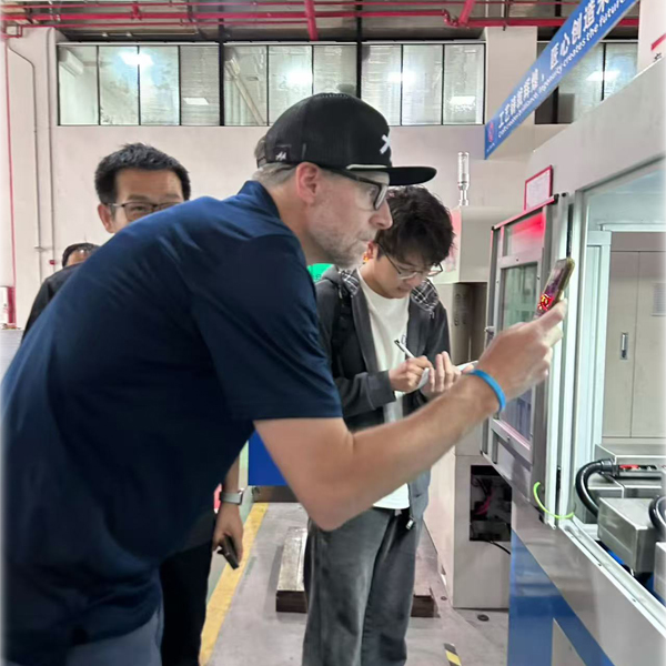 Khách hàng Mỹ đến thăm Taichuang để kiểm tra tại chỗ và nghiệm thu máy khai thác đai ốc