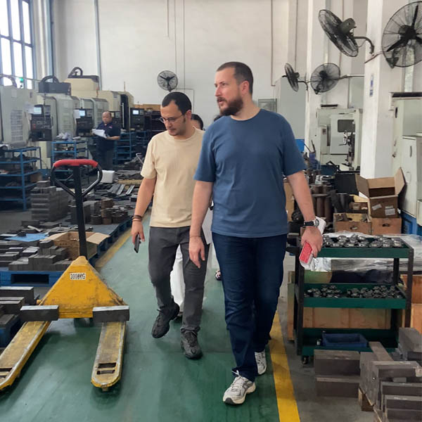 Khách hàng Thổ Nhĩ Kỳ đến thăm nhà máy TAICHUANG để đánh giá khả năng sản xuất máy khai thác hạt