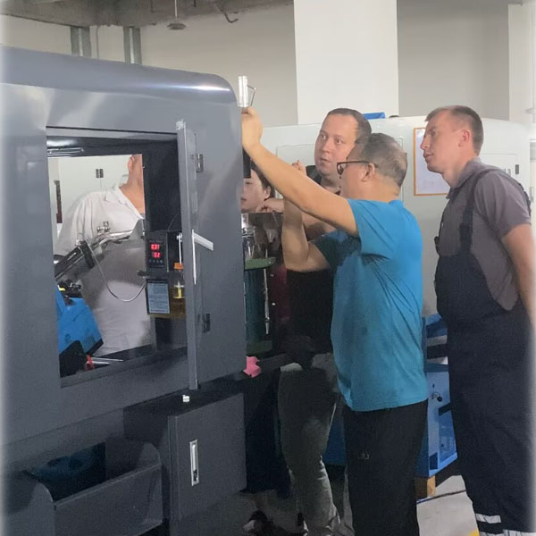 Nhóm khách hàng Nga đến thăm nhà máy TAICHUANG để nghiệm thu máy khai thác hạt