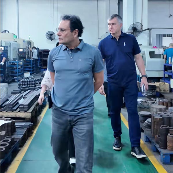 Khách hàng Brazil đến thăm Đài Trung